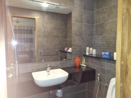 Bathroom - Elysian/03beds/sea view/for rent in Mount Lavinia. 