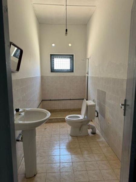 Bathroom - 6 rooms| office  space available at Dutugamunu street | bordering to  Colombo 5  rent 