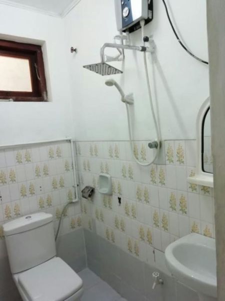 Bathroom - 03 Bedroom Furnished Upstairs House for Rent in Colombo 04 (A3757)