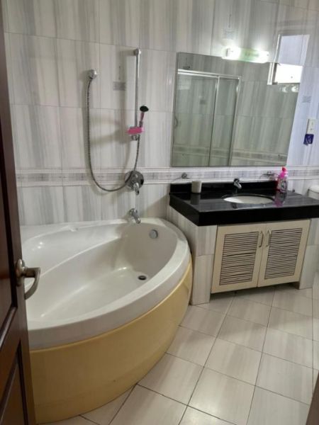 Bathroom - Capitol Residencies - 3 Bedrooms Apartment For Sale In Colombo 07 