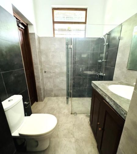 Bathroom - Spacious 4 Bedroom Property for Sale in Thalawathugoda