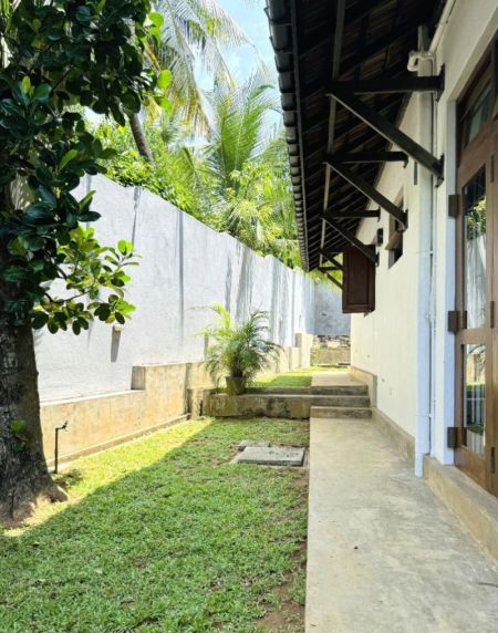 Exterior - Spacious 4 Bedroom Property for Sale in Thalawathugoda