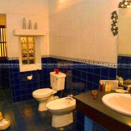 Bathroom - 6 Bedroom house for sale in Colombo 8 for Rs. 475,000,000 (nearest offer)