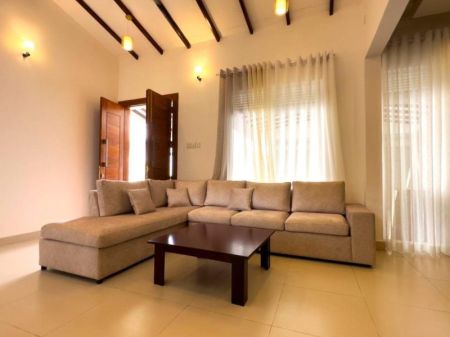 Living Room - Charming Three-Bedroom Villa for Rent in Thalawathugoda