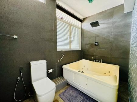 Bathroom - (SE1111) 4 Bedroom house for sale in Rajagiriya for Rs. 105 million (negotiable)