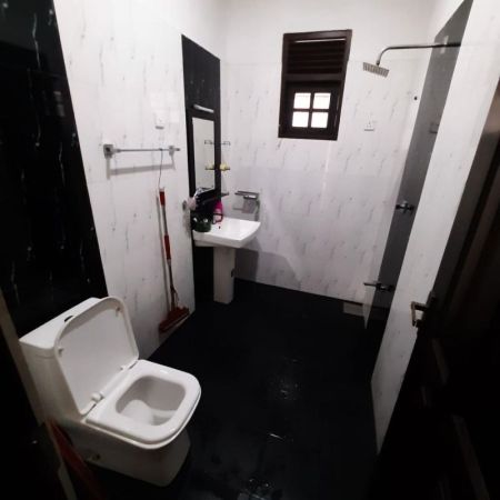 Bathroom - (PR823) 4 Bedroom house for sale in Athurugiriya for Rs. 36 million (negotiable)