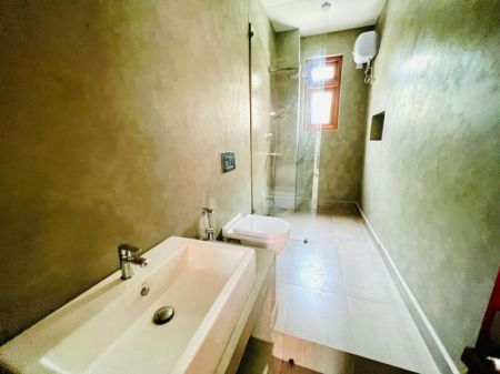 Bathroom - (SE369) 4 Bedroom house for sale in Thalawathugoda for Rs. 95 million (negotiable)