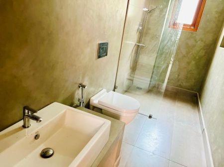 Bathroom - (SE369) 4 Bedroom house for sale in Thalawathugoda for Rs. 95 million (negotiable)