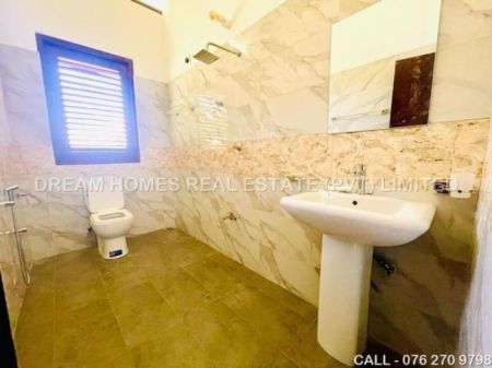 Bathroom - (OS104) 4 Bedroom house for sale in Gampaha for Rs. 30 million (negotiable)