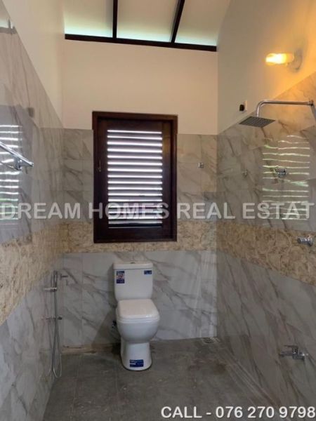 Bathroom - (OS104) 4 Bedroom house for sale in Gampaha for Rs. 30 million (negotiable)