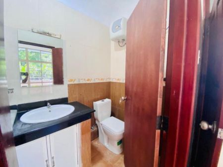 Bathroom - Spacious 3-Bedroom Apartment in Srijayawardena Pura