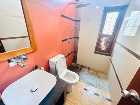 Bathroom - (SE795) 6 Bedroom house for sale in Nugegoda for Rs. 100 million (negotiable)