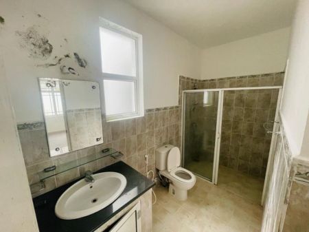 Bathroom - 6 Bedroom House for Sale in Colombo 6 - PDH2