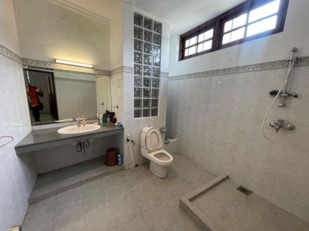 Bathroom - 5 Bedroom house for rent in Colombo 4 for Rs. 6 lakhs (Per Month)