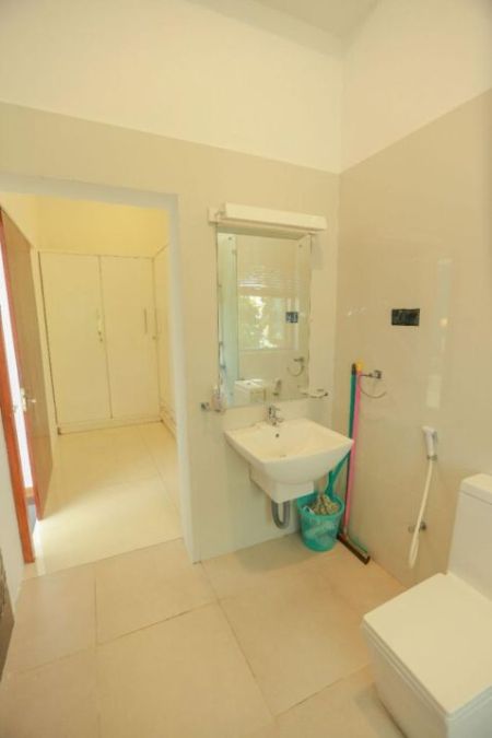 Bathroom - (SE899) 5 Bedroom house for sale in Nugegoda for Rs. 350 million (negotiable)