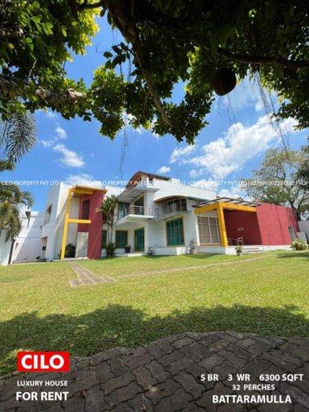 Living Room - 5 bedrooms | Luxury villa in Thalawathugoda for immediate rent 