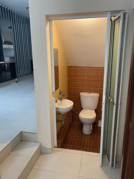 Bathroom - Three Storey House for Rent in Colombo 05