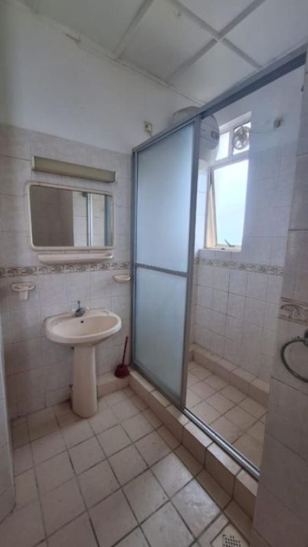 Bathroom - ￭ Queens Court Apartment ￭ 2 Bedroom ￭ Apartment For Sale ￭ (NK546)