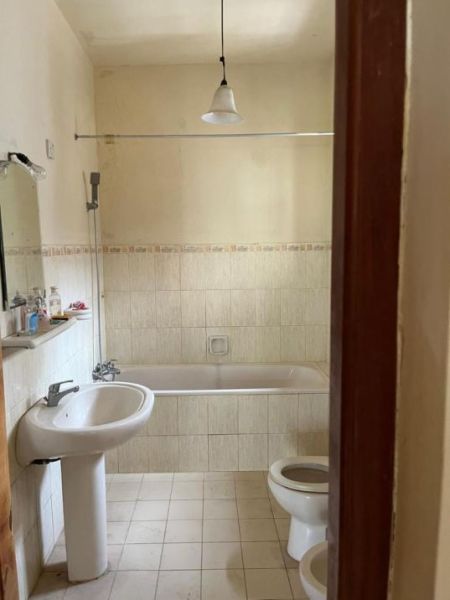 Bathroom - 3 Bedroom House For Sale in Battaramulla