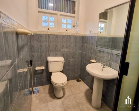 Bathroom - 05 Bedroom House for Rent - Thimbirigasaya Road - Unfurnished / Furnished - Colombo 05