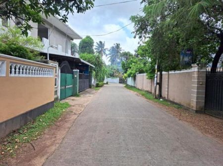 Exterior - 64 Perches Land with Colonial-Type Bungalow for Sale in Dalugama, Kelaniya.