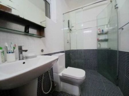 Bathroom - LKR 58 million | Fully Furnished 3 Bedroom Apartment for SALE in Wellawatta (Vivenakanda Rd)