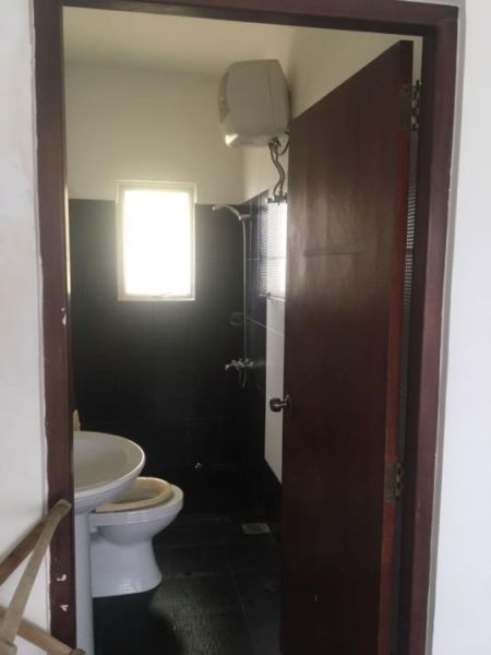 Bathroom - 04 Bedroom Unfurnished Duplex Penthouse for Sale in Colombo 08 (A1873)