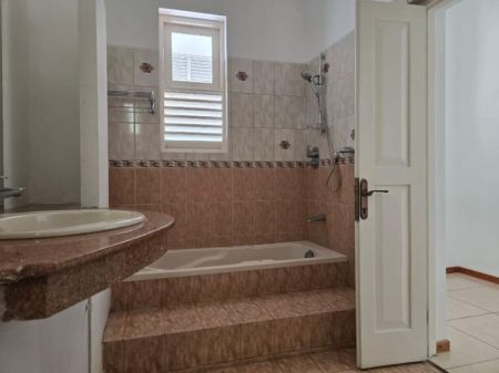 Bathroom - 4br Unfurnished House For Rent In Colombo 5. (lh 3585)