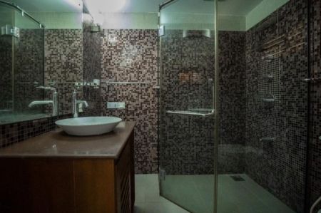 Bathroom - Elegant 5-Bedroom Luxury House for Rent in Colombo 07