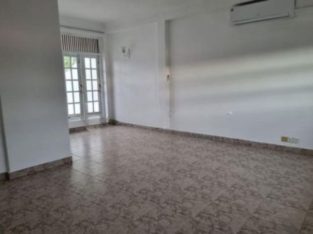 Living Room - (HL39774) 2,200 Sq. ft. - 00 Bedroom House for Rent in Colombo 05