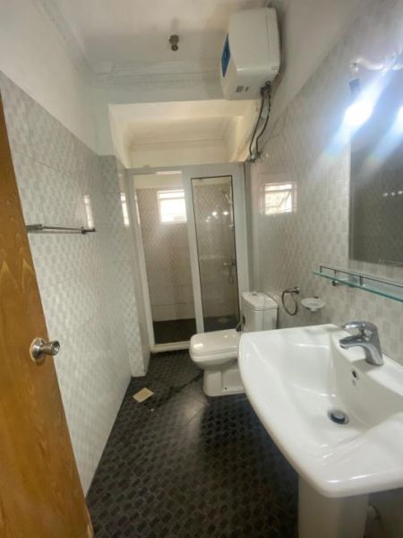 Bathroom - 3 Bedroom apartment for rent in Colombo 6 for Rs. 2.55 lakhs (Per Month)c CO2 B)