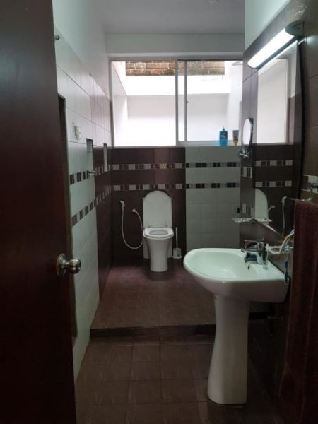 Bathroom - (HL37933)  House for Sale in Colombo 04