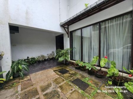 Living Room - House for Sale in Heenatikumbura Road – Battaramulla | LKR 35 Million | KO-670