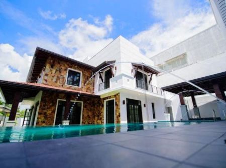 Pool - (SE799) 5 Bedroom house for sale in Battaramulla for Rs. 185 million (negotiable)