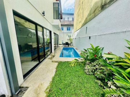 Pool - Luxurious House For Sale in Battaramulla 