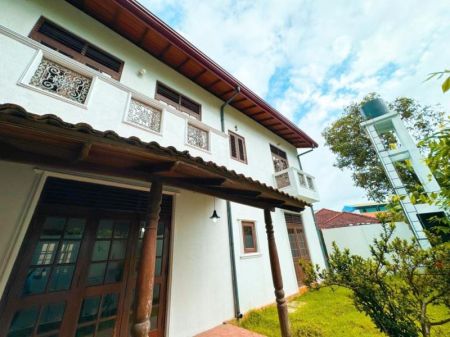 Exterior - House for Sale in Robert Gunawardena Mawatha - Battaramulla | LKR 59 Million | KO-316