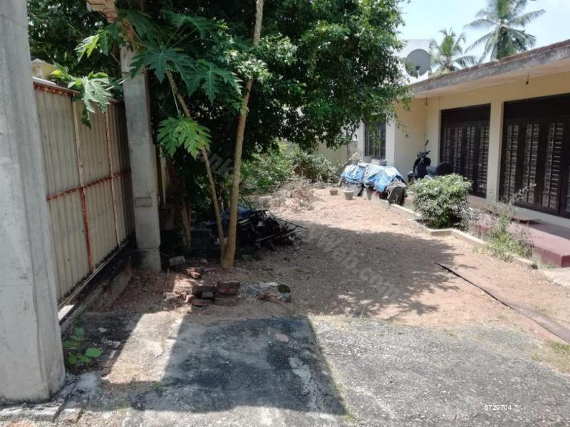 Thalawathugoda Land with house for sale/rent