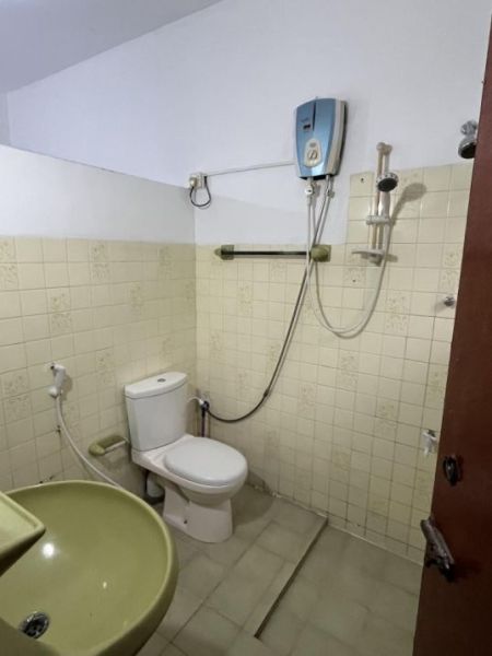 Bathroom - 3 Bedroom house for rent in Nawala 