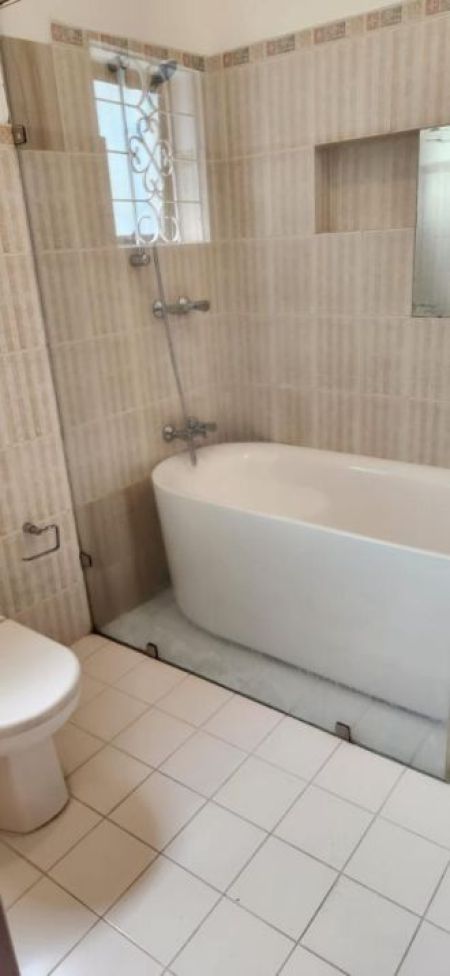 Bathroom - Luxury House for rent in Colombo 5 