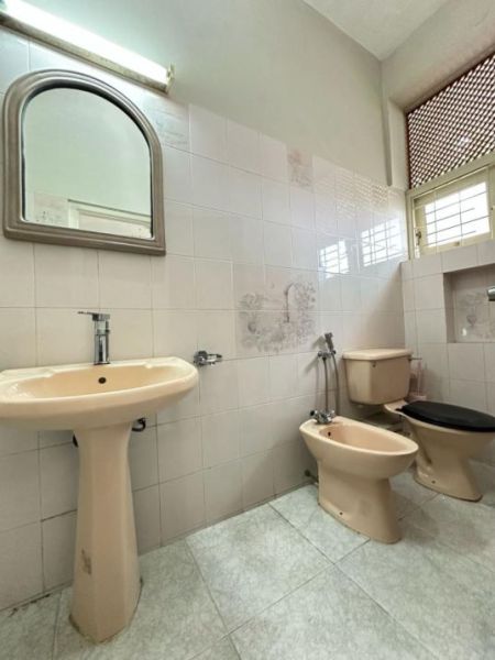 Bathroom - 3,000 Sq Ft Apartment for Rent in Colombo 4