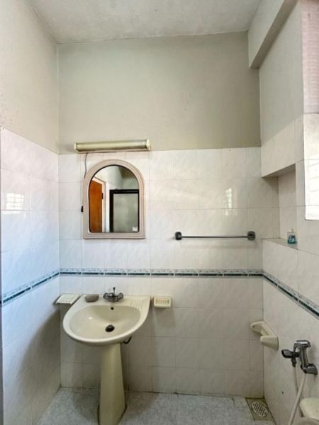 Bathroom - 3,000 Sq Ft Apartment for Rent in Colombo 4