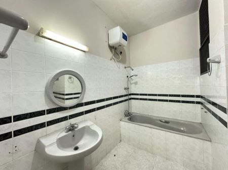 Bathroom - 3,000 Sq Ft Apartment for Rent in Colombo 4